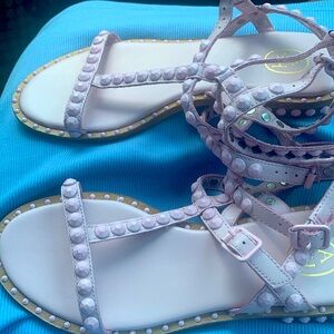 Very nice  light pink comfortable stylish sandals, comes without box